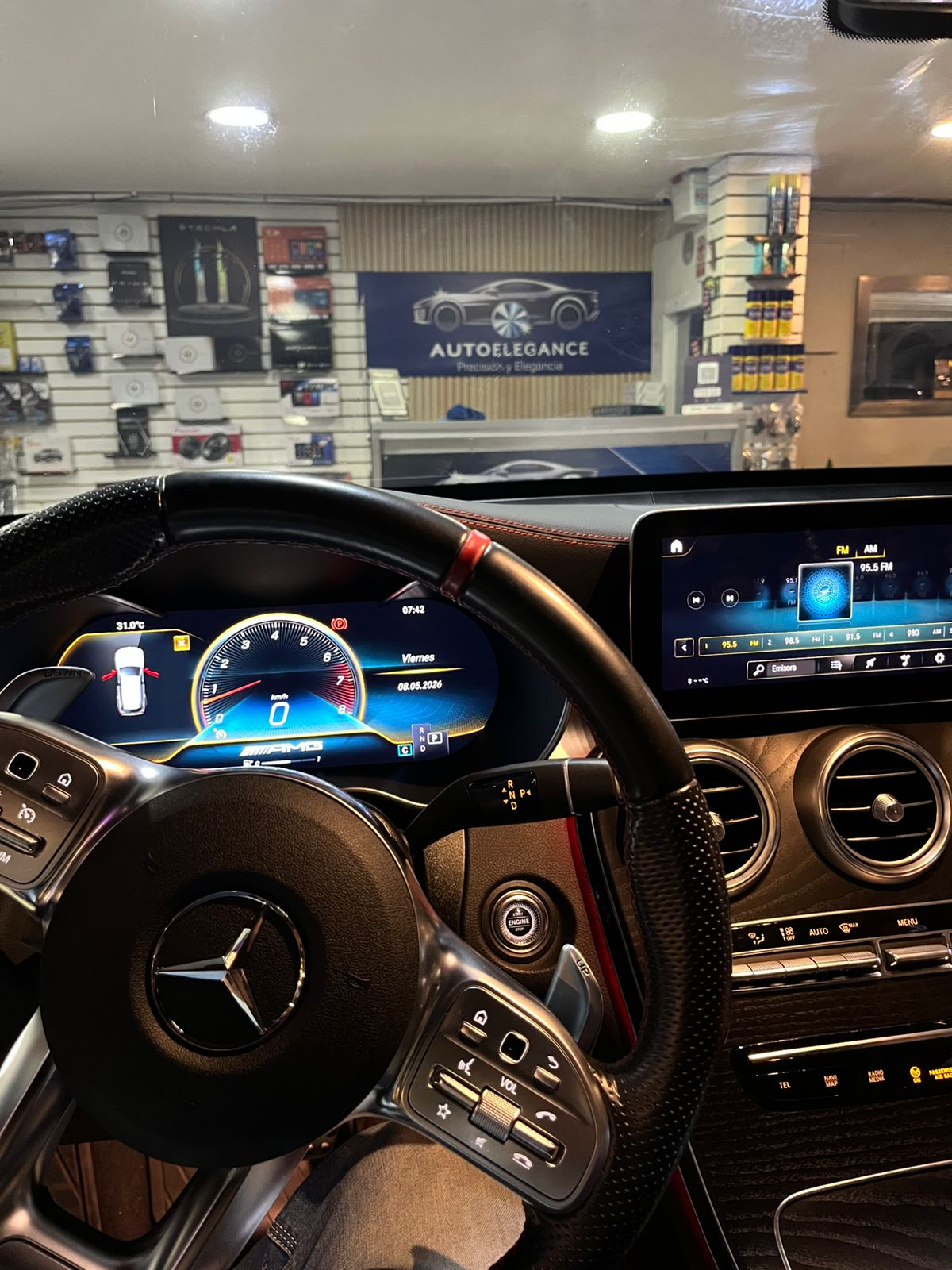 Interior Mercedes AMG instalación AutoElegance